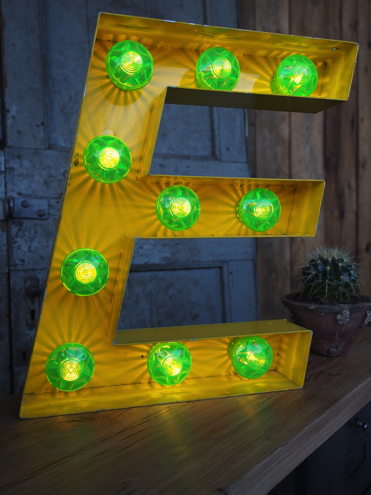 tres grande lettre E d'ancienne enseigne lumineuse façon fete foraine – Image 7