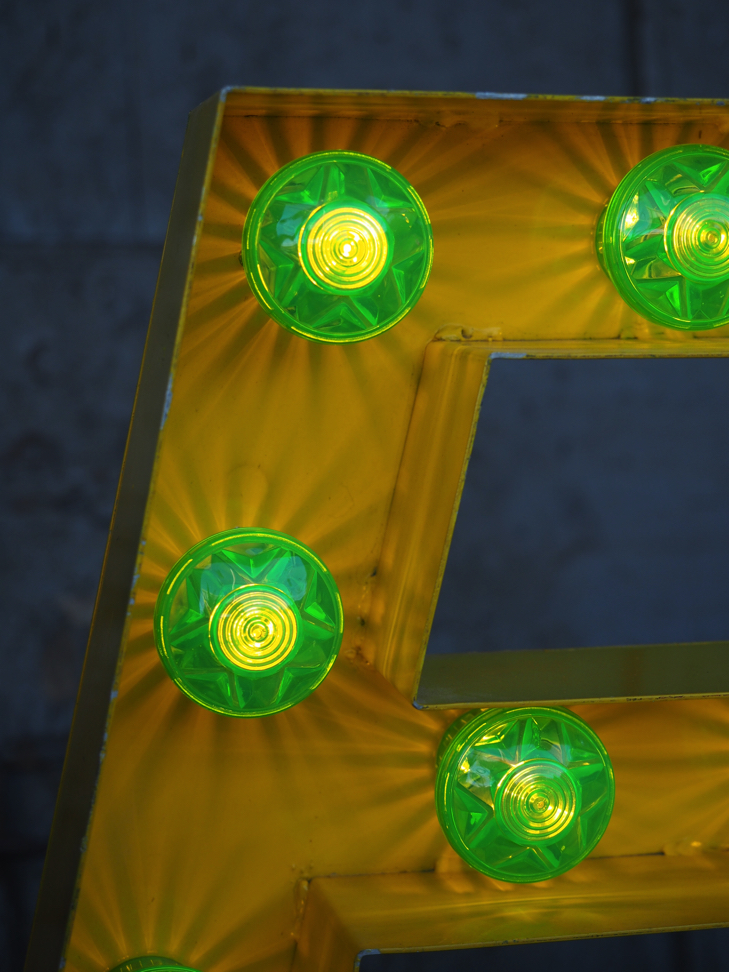 tres grande lettre E d'ancienne enseigne lumineuse façon fete foraine – Image 8