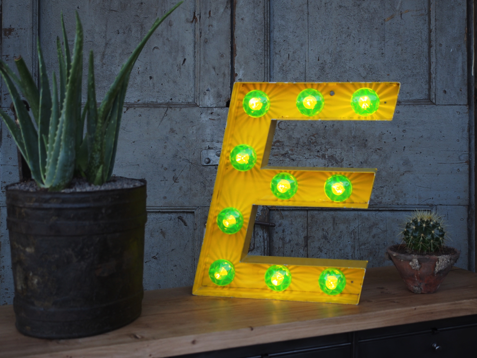 tres grande lettre E d'ancienne enseigne lumineuse façon fete foraine – Image 10