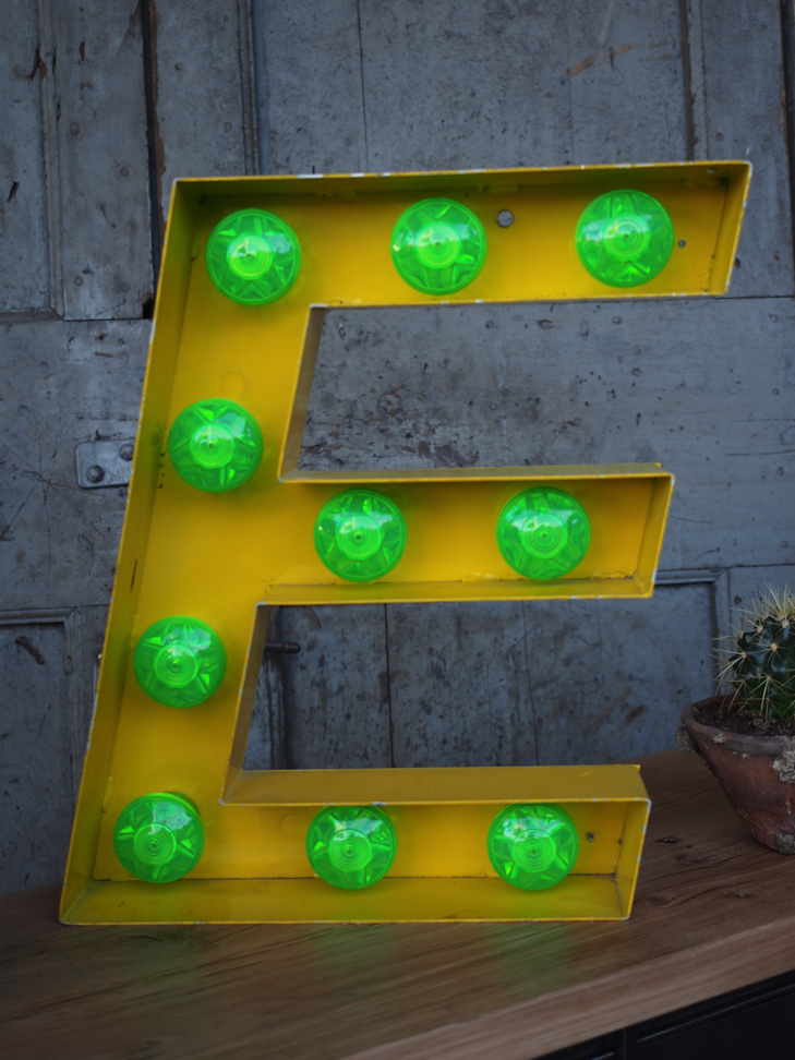 tres grande lettre E d'ancienne enseigne lumineuse façon fete foraine – Image 11