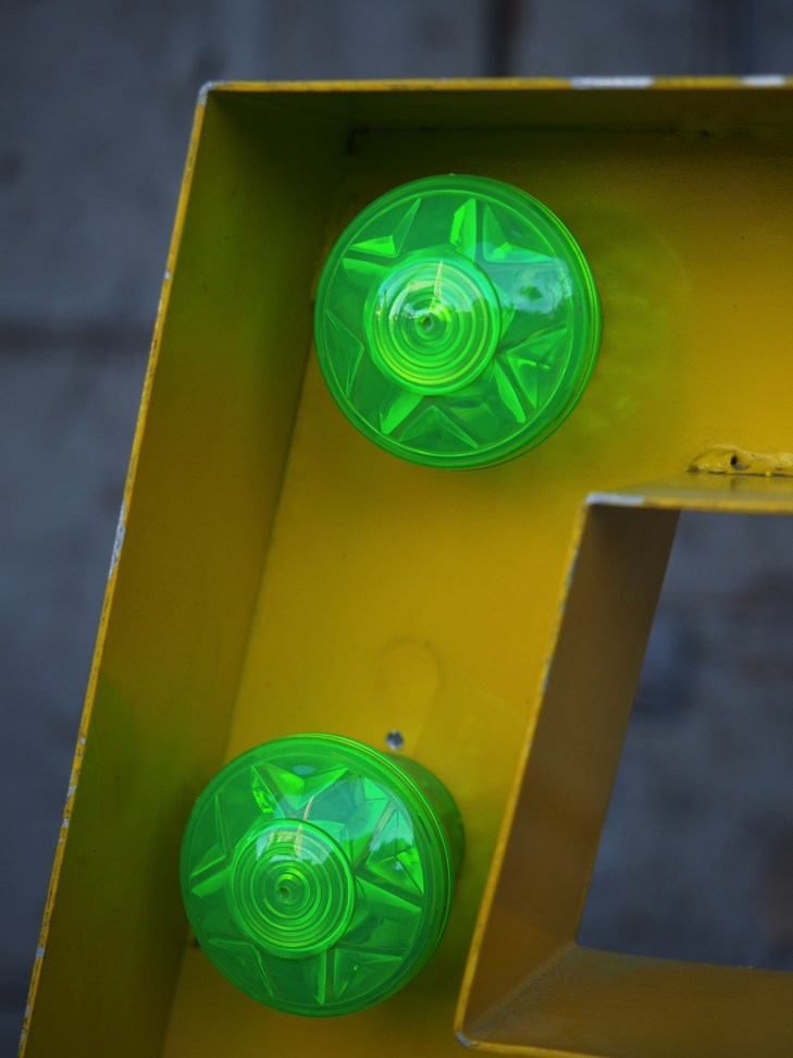 tres grande lettre E d'ancienne enseigne lumineuse façon fete foraine – Image 12