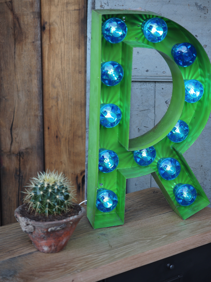 tres grande lettre E d'ancienne enseigne lumineuse façon fete foraine – Image 6