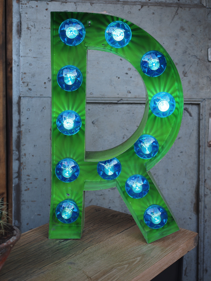 tres grande lettre E d'ancienne enseigne lumineuse façon fete foraine – Image 2