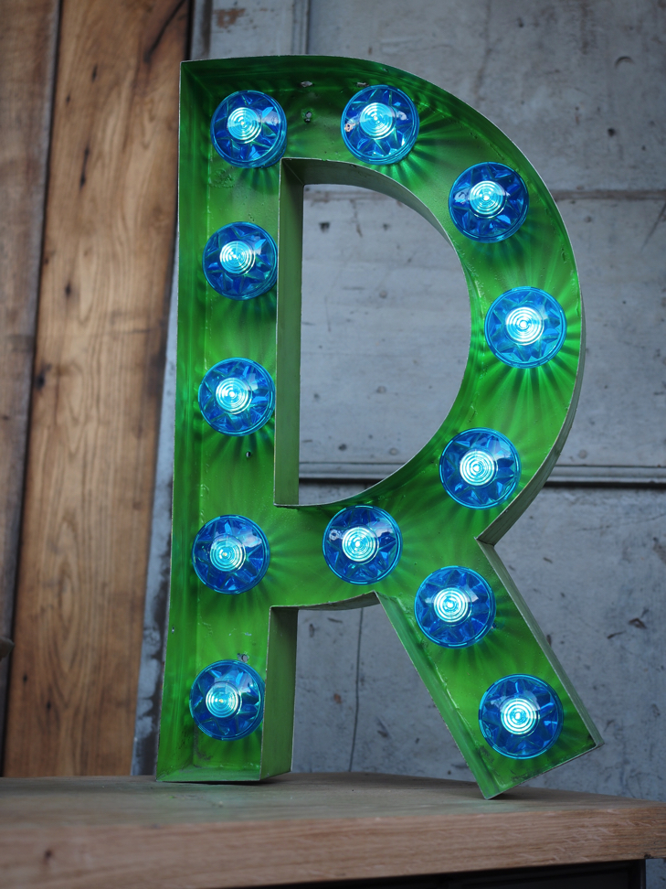 tres grande lettre E d'ancienne enseigne lumineuse façon fete foraine – Image 3