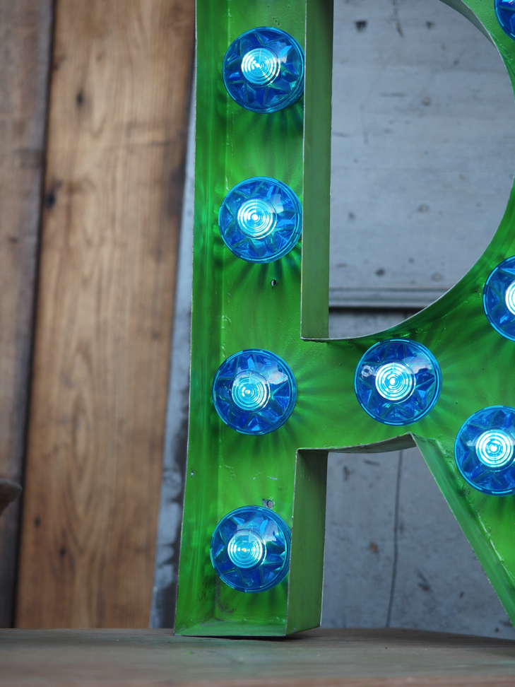 tres grande lettre E d'ancienne enseigne lumineuse façon fete foraine – Image 4