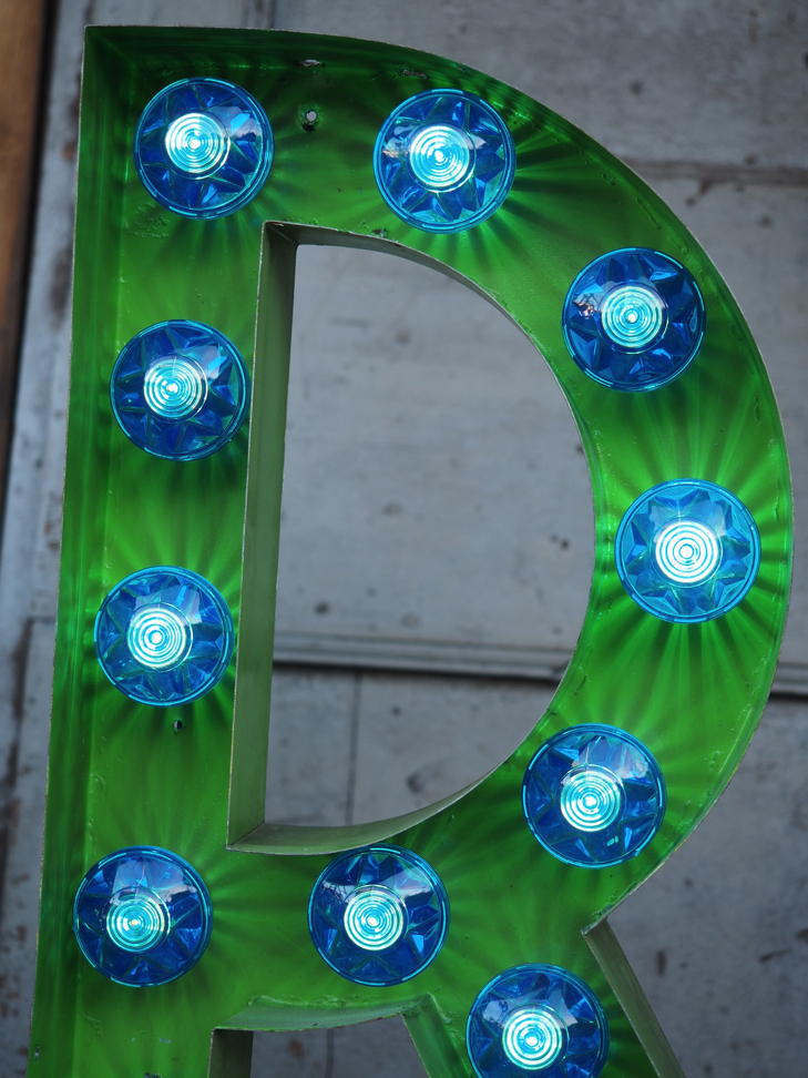 tres grande lettre E d'ancienne enseigne lumineuse façon fete foraine – Image 5