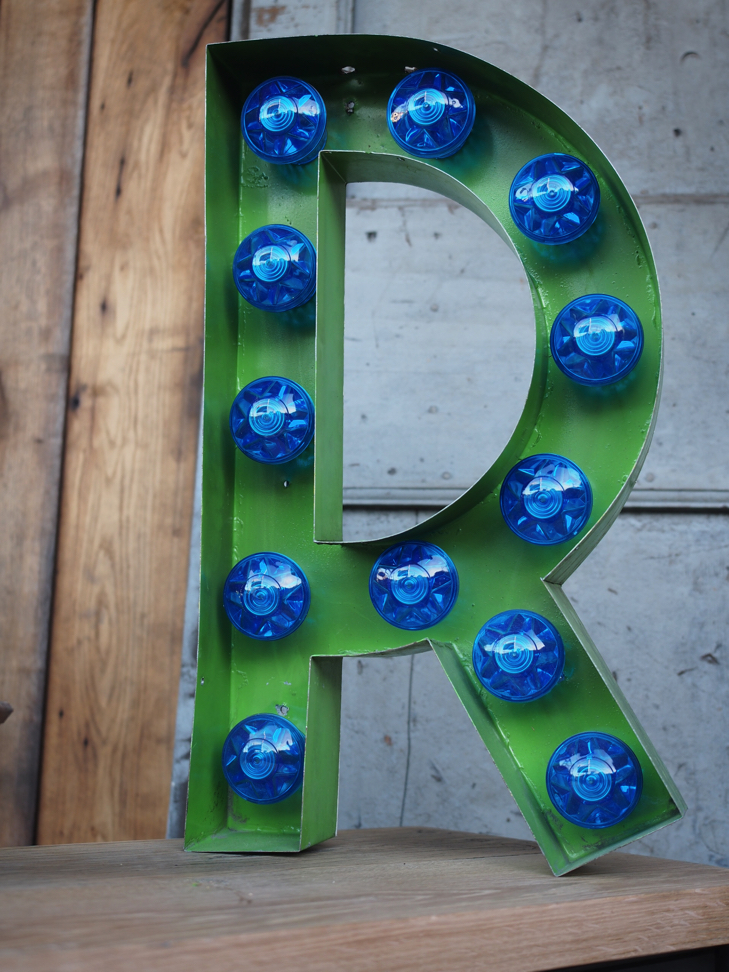 tres grande lettre E d'ancienne enseigne lumineuse façon fete foraine – Image 7