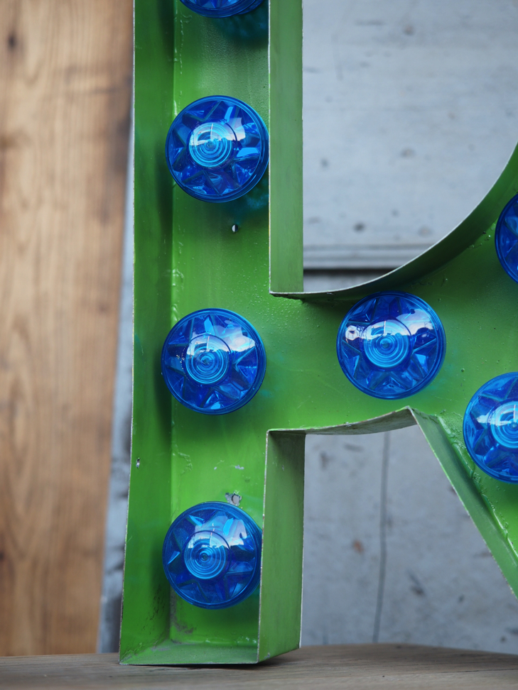 tres grande lettre E d'ancienne enseigne lumineuse façon fete foraine – Image 8