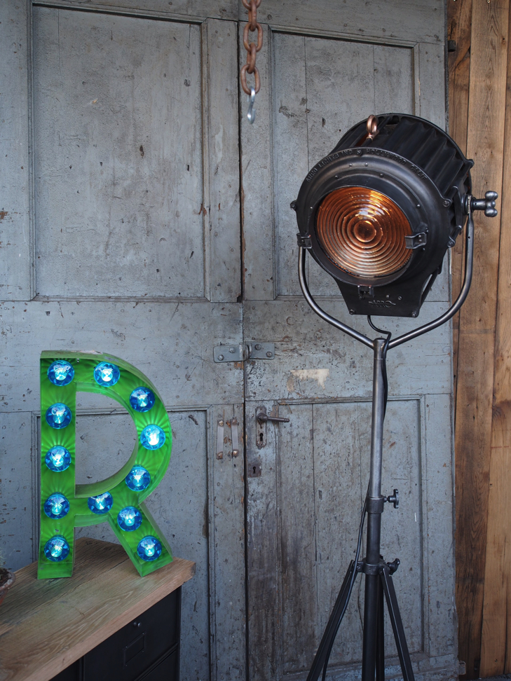 tres grande lettre E d'ancienne enseigne lumineuse façon fete foraine – Image 9