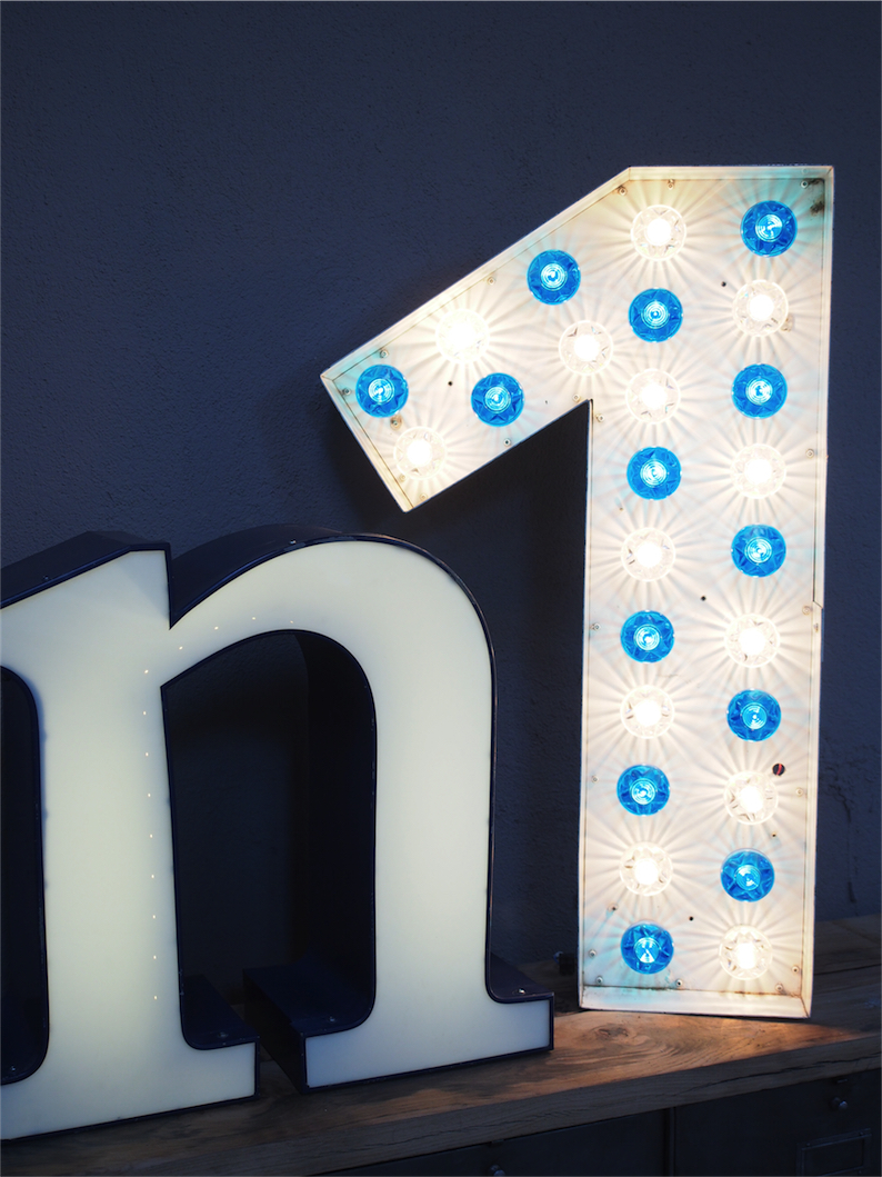 grand numero 1 lettre d'ancienne enseigne lumineuse façon fete foraine – Image 9