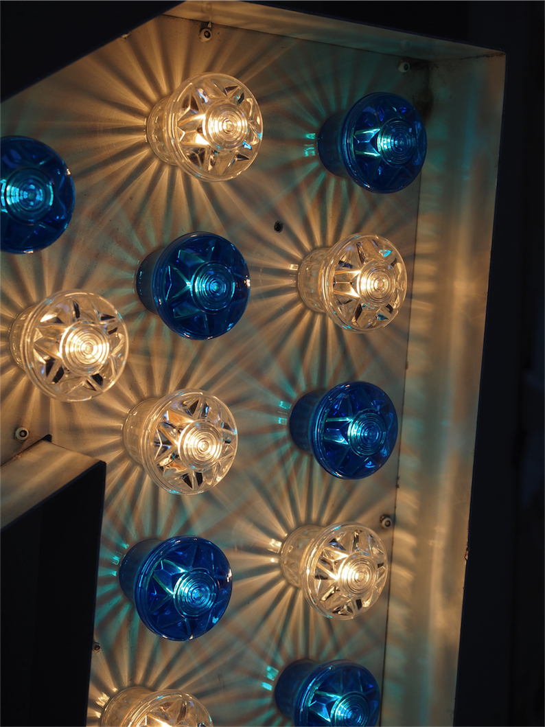 grand numero 1 lettre d'ancienne enseigne lumineuse façon fete foraine – Image 6