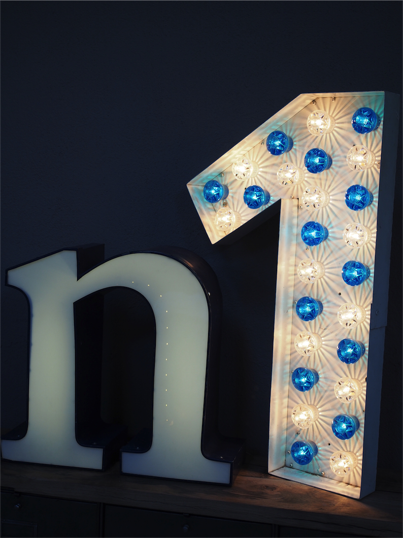 grand numero 1 lettre d'ancienne enseigne lumineuse façon fete foraine – Image 2