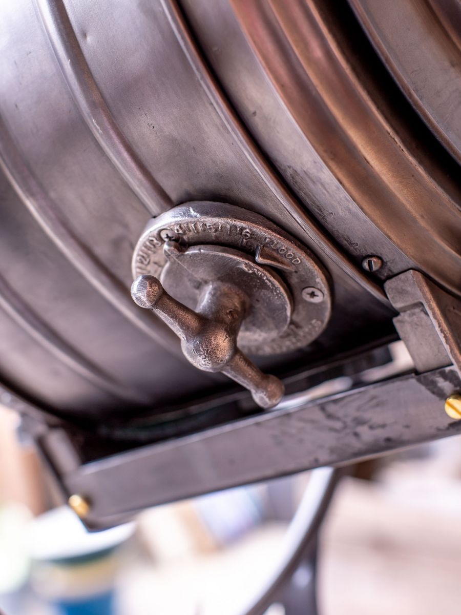 Ancien projecteur cinema Hollywood Bardwell Mcalister pieds bois – Image 11