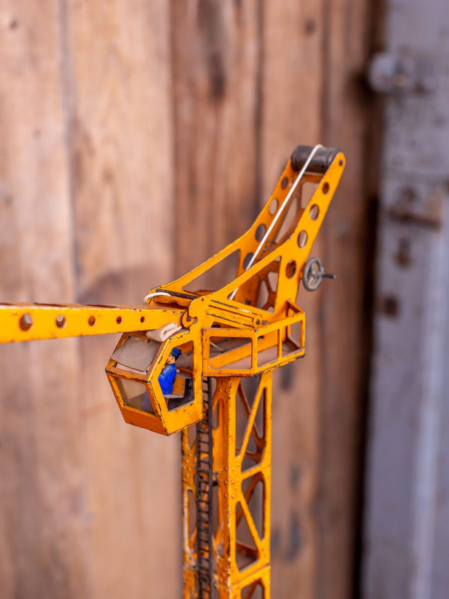 jouet ancienne grande grue avec conducteur – Image 4