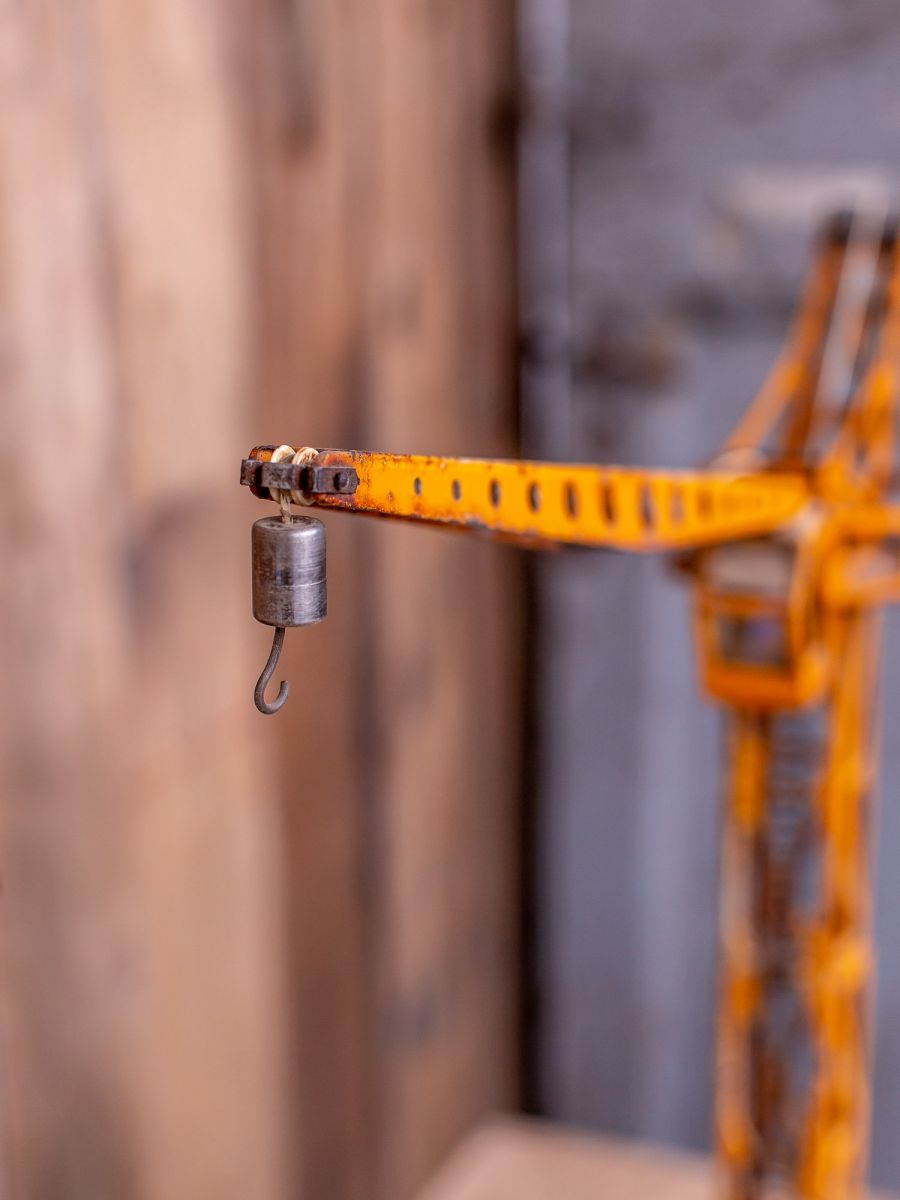 jouet ancienne grande grue avec conducteur – Image 5