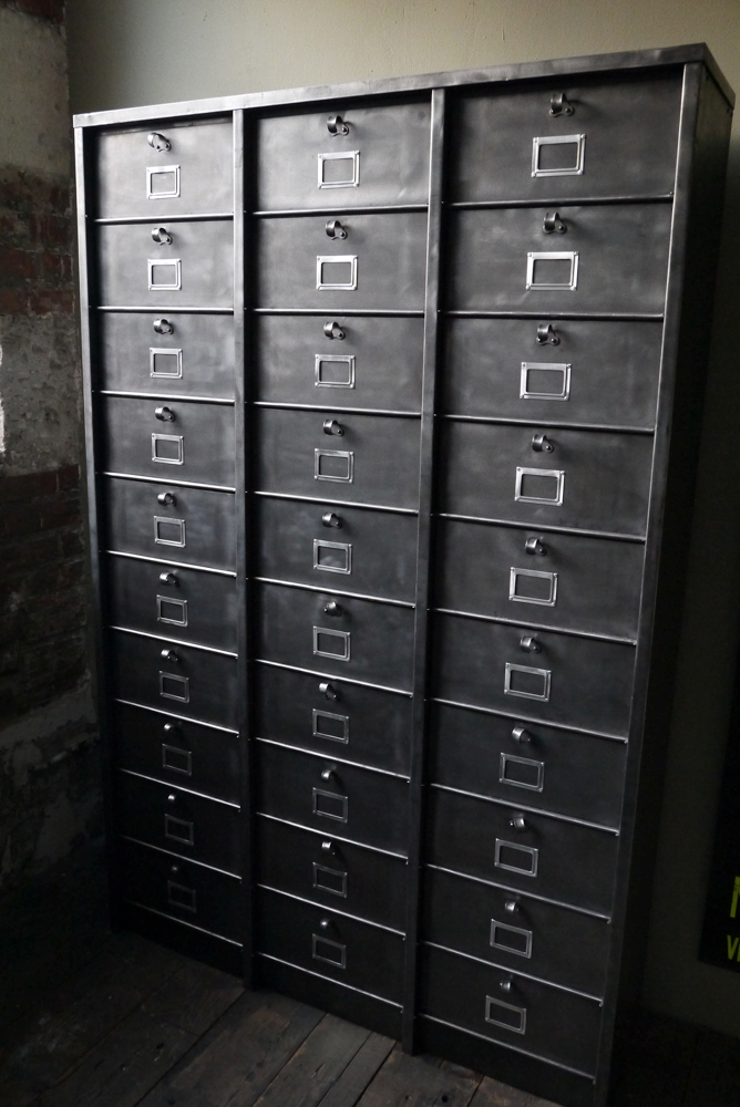 ancien grand meuble 30 casiers industriel a clapet strafor 1950 – Image 2