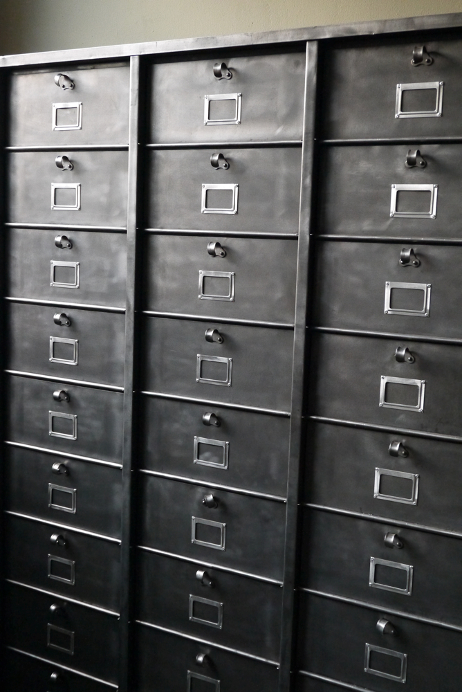 ancien grand meuble 30 casiers industriel a clapet strafor 1950 – Image 3