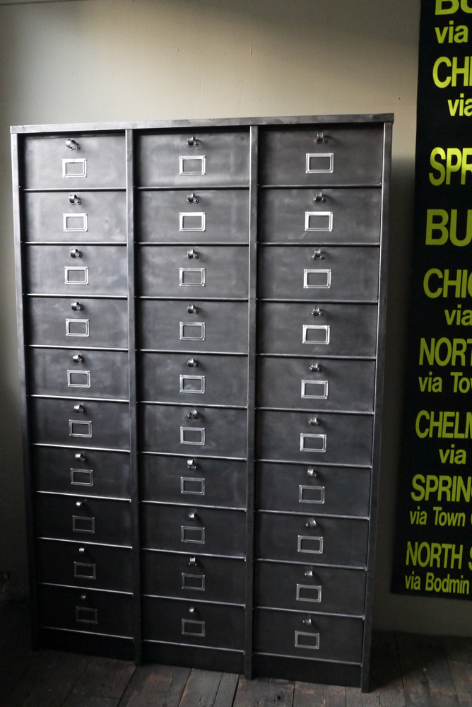 ancien grand meuble 30 casiers industriel a clapet strafor 1950 – Image 4