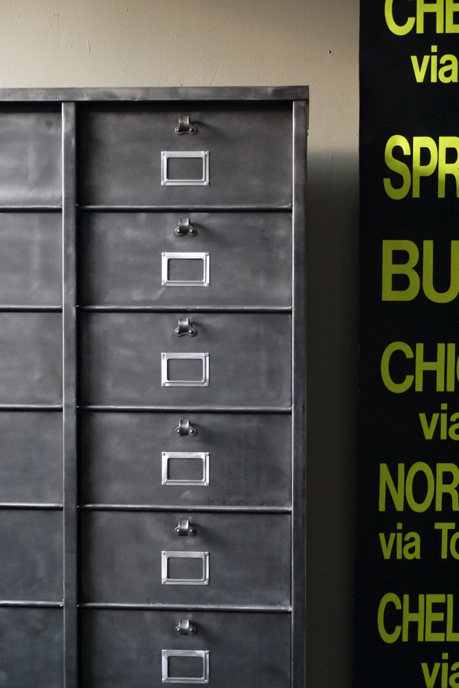 ancien grand meuble 30 casiers industriel a clapet strafor 1950 – Image 5