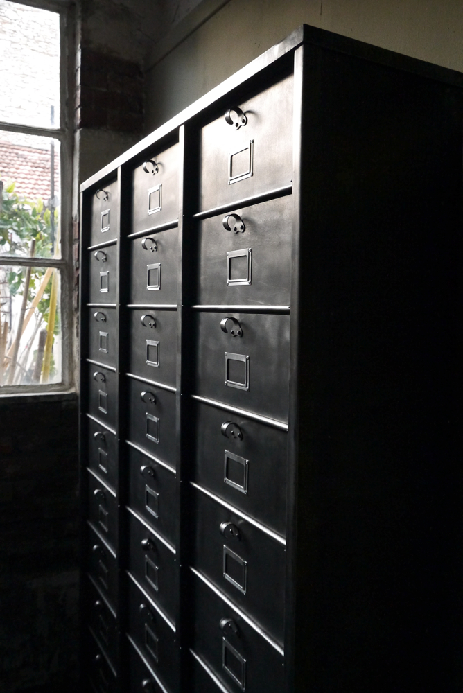 ancien grand meuble 30 casiers industriel a clapet strafor 1950 – Image 6