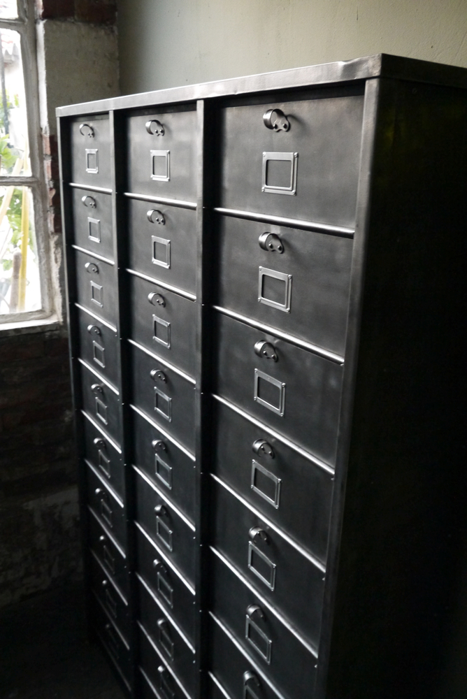 ancien grand meuble 30 casiers industriel a clapet strafor 1950 – Image 7