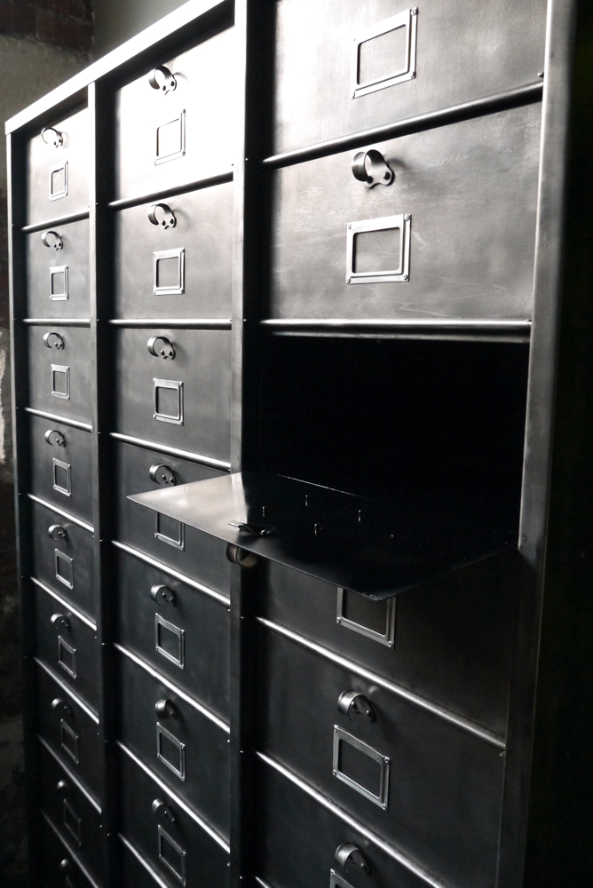 ancien grand meuble 30 casiers industriel a clapet strafor 1950 – Image 9