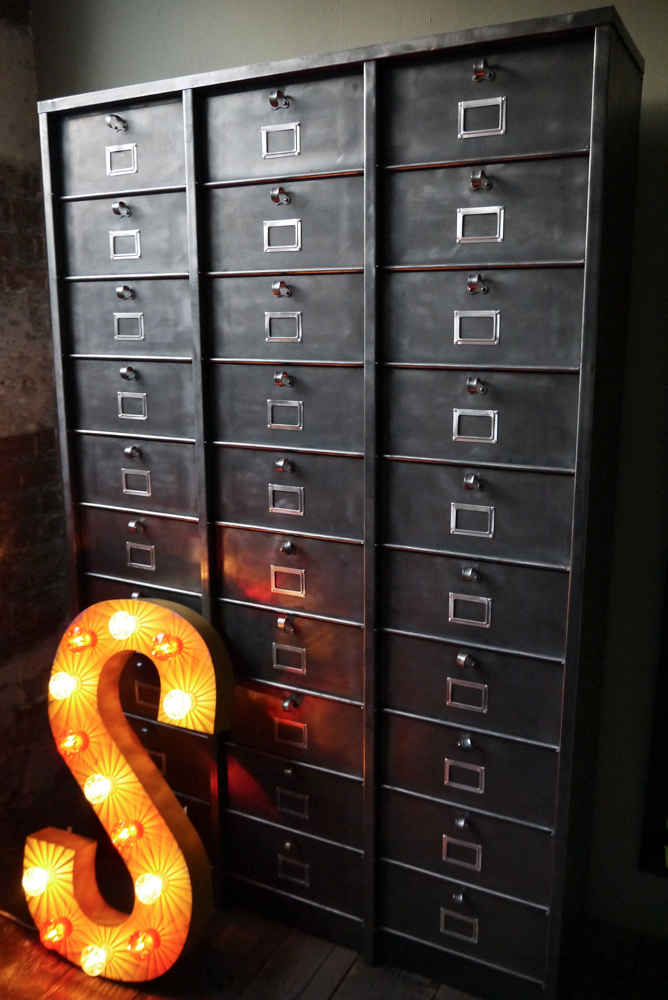 ancien grand meuble 30 casiers industriel a clapet strafor 1950 – Image 10