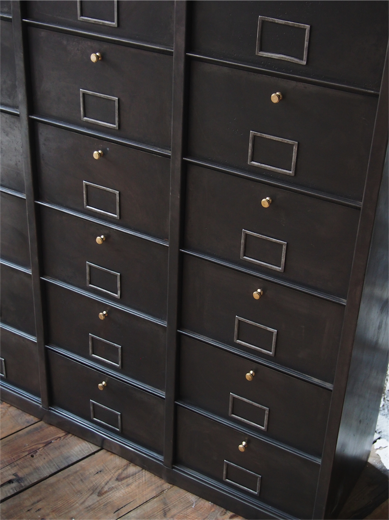 ancien grand meuble 30 casiers industriel a clapet 1950 – Image 10