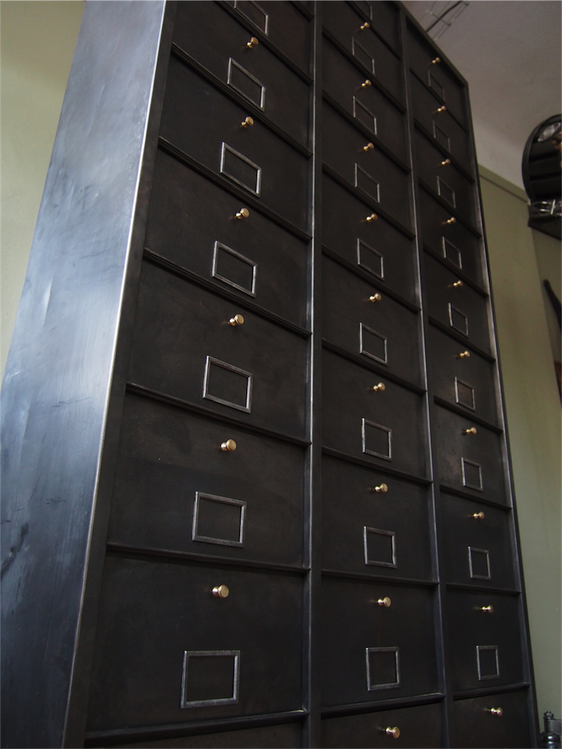 ancien grand meuble 30 casiers industriel a clapet 1950 – Image 13