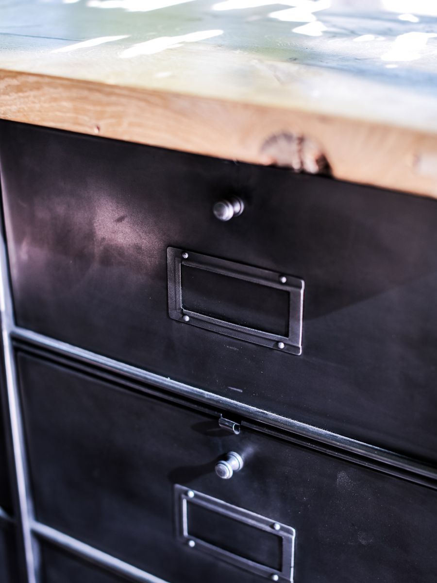 ancien meuble enfilade 16 casiers industriel a clapet roneo 1950 plateau chene massif – Image 4