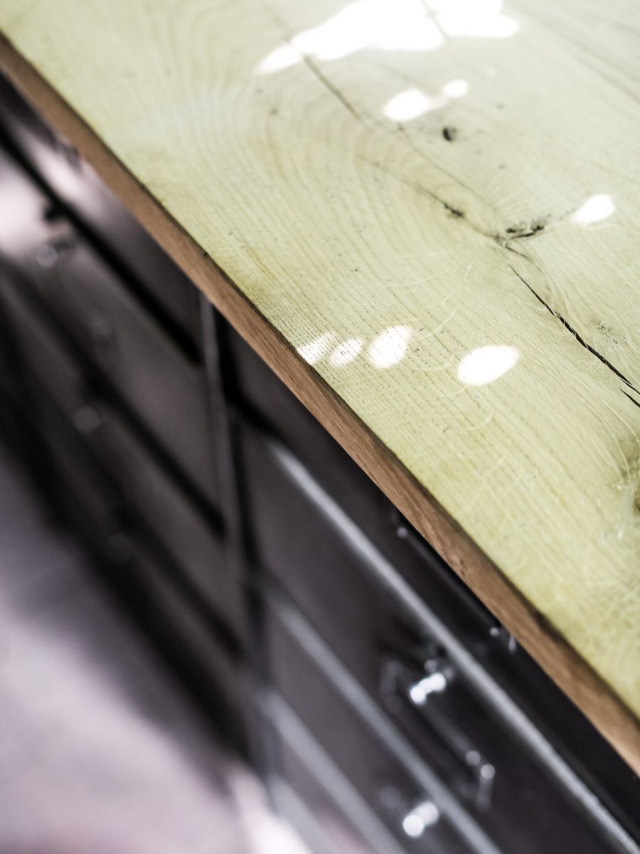 ancien meuble enfilade 16 casiers industriel a clapet roneo 1950 plateau chene massif – Image 5