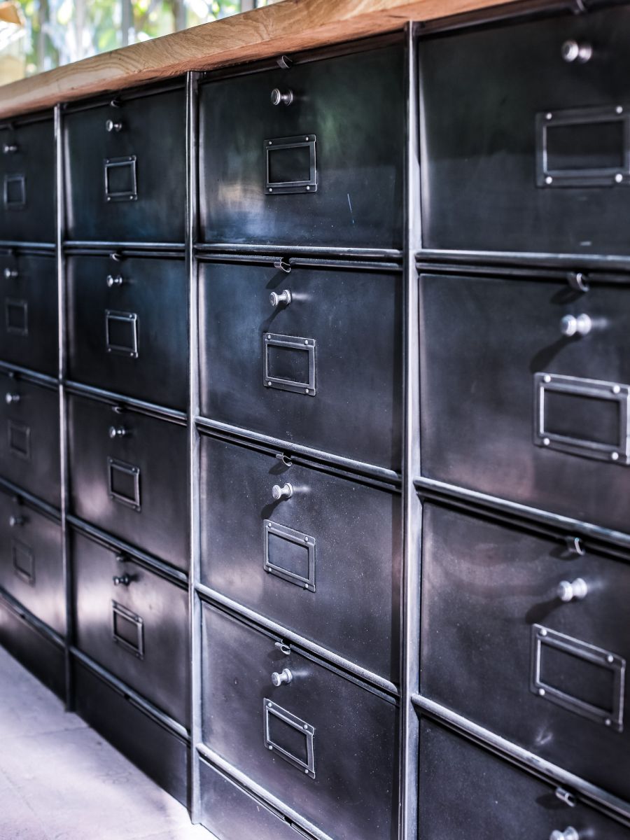 ancien meuble enfilade 16 casiers industriel a clapet roneo 1950 plateau chene massif – Image 7