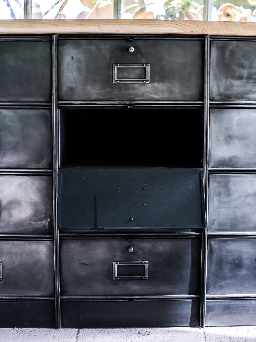 ancien meuble enfilade 16 casiers industriel a clapet roneo 1950 plateau chene massif – Image 9