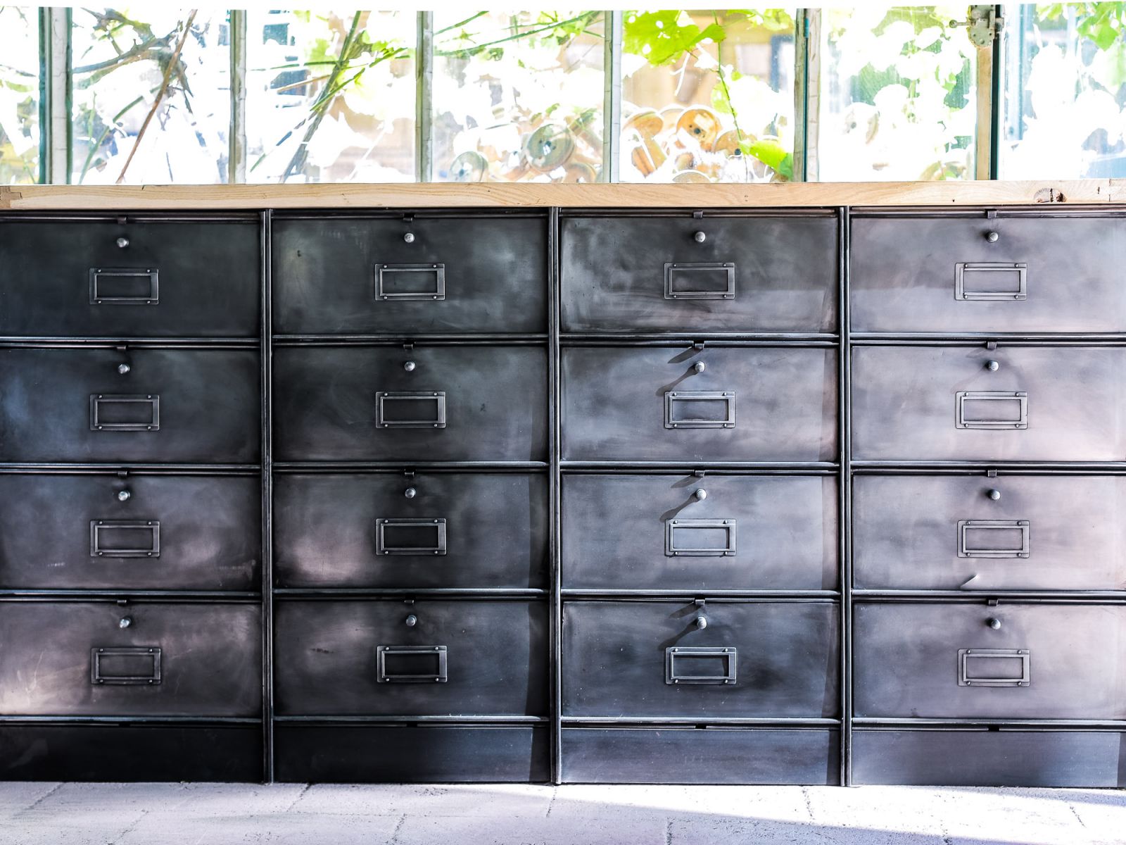 ancien meuble enfilade 16 casiers industriel a clapet roneo 1950 plateau chene massif – Image 3