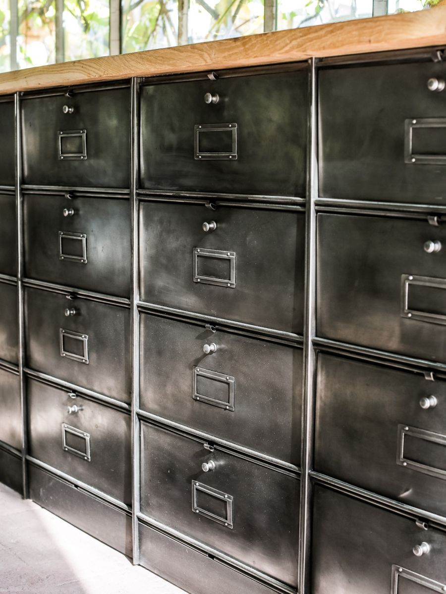 ancien meuble enfilade 16 casiers industriel a clapet roneo 1950 plateau chene massif – Image 15