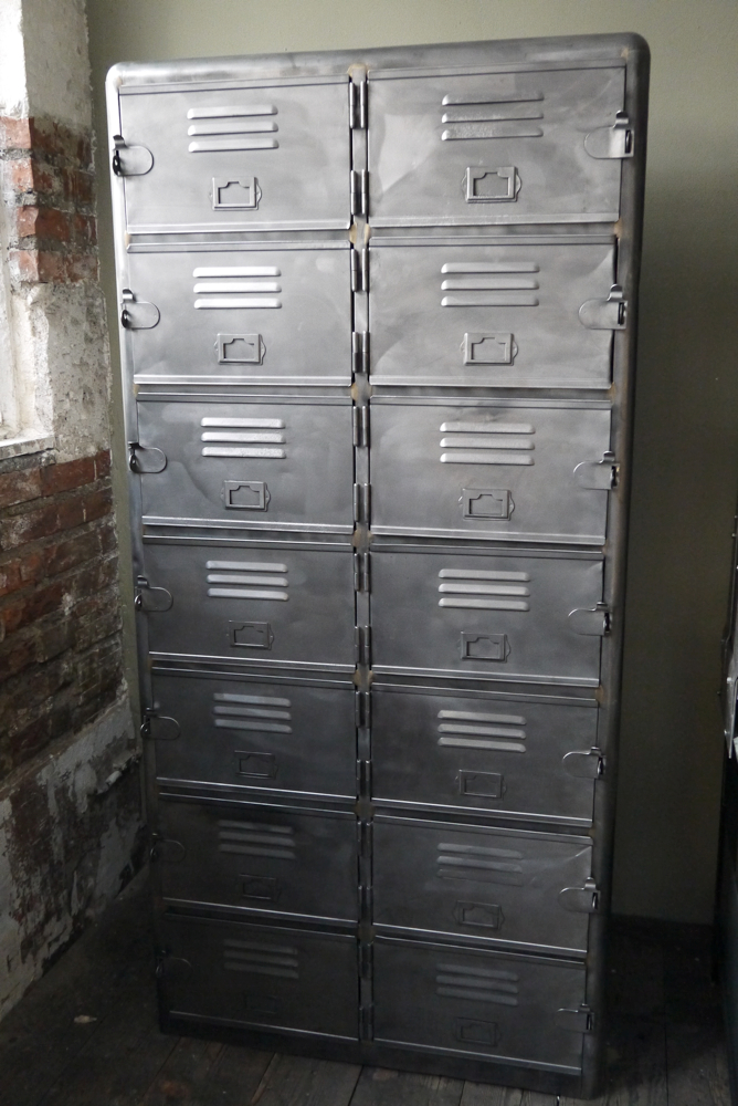 ancien grand meuble casiers industriel a 14 portes – Image 2