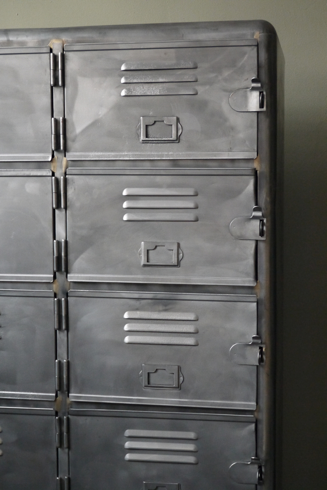 ancien grand meuble casiers industriel a 14 portes – Image 3