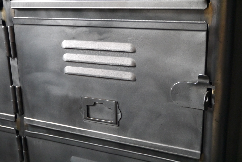 ancien grand meuble casiers industriel a 14 portes – Image 4