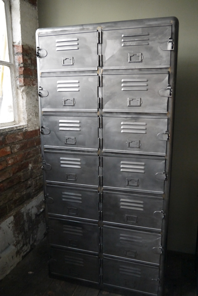 ancien grand meuble casiers industriel a 14 portes – Image 5