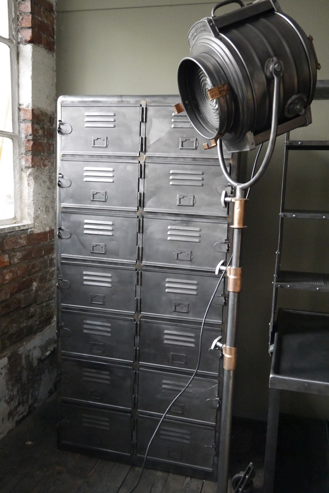 ancien grand meuble casiers industriel a 14 portes – Image 6
