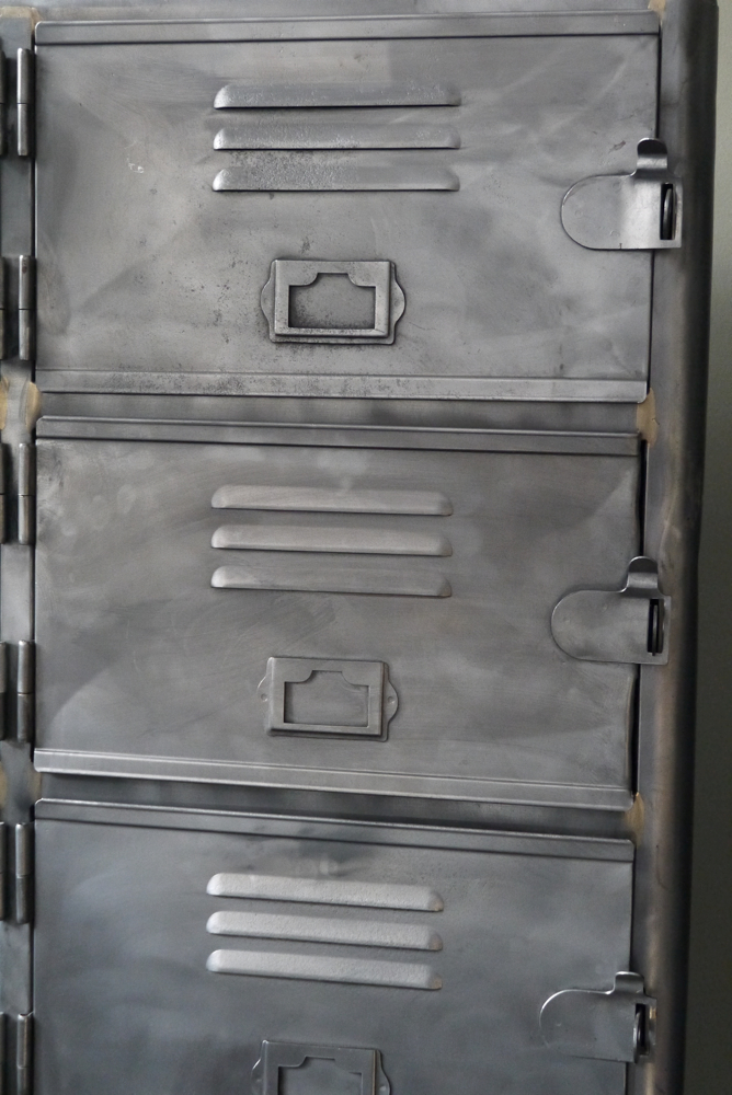 ancien grand meuble casiers industriel a 14 portes – Image 7