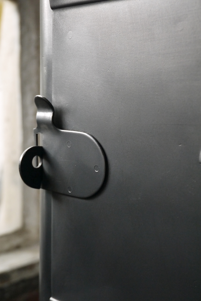 ancien grand meuble casiers industriel a 14 portes – Image 8