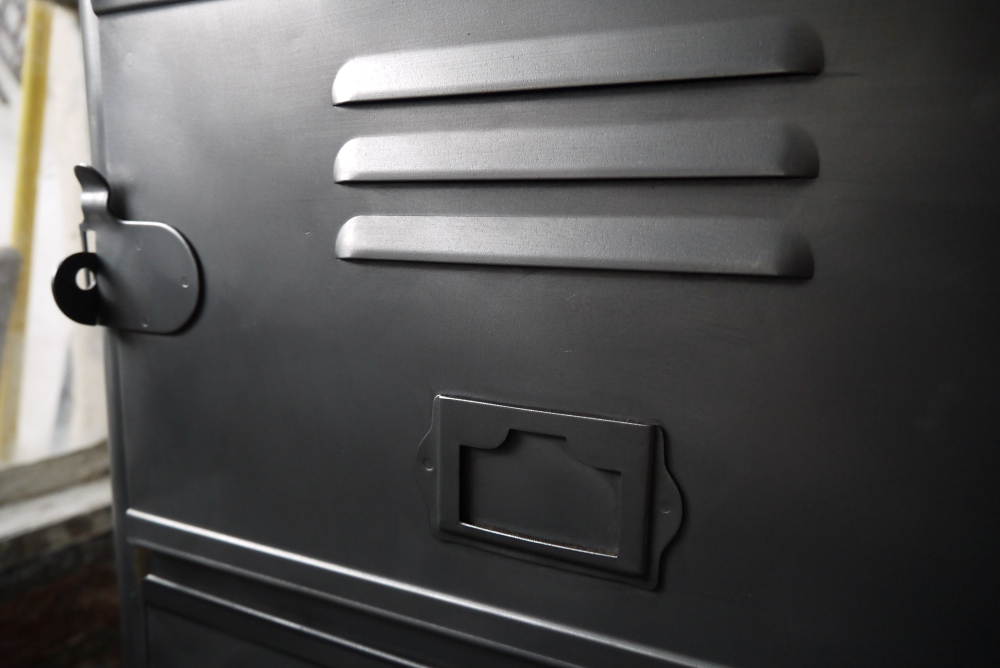 ancien grand meuble casiers industriel a 14 portes – Image 9