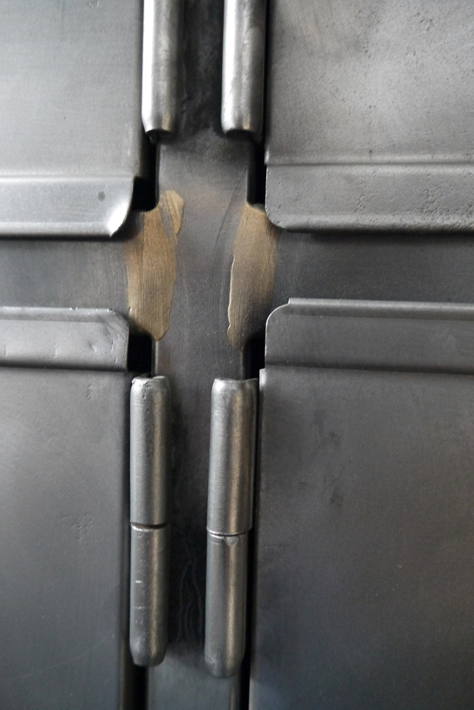 ancien grand meuble casiers industriel a 14 portes – Image 10