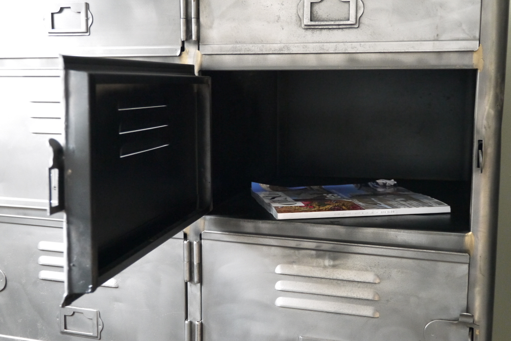 ancien grand meuble casiers industriel a 14 portes – Image 13