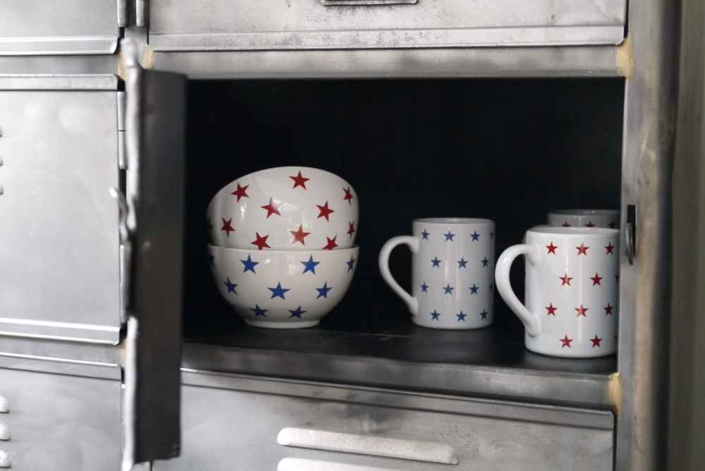 ancien grand meuble casiers industriel a 14 portes – Image 11