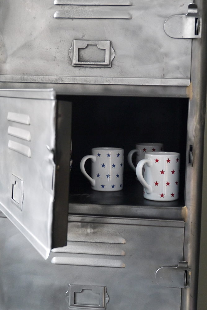 ancien grand meuble casiers industriel a 14 portes – Image 12