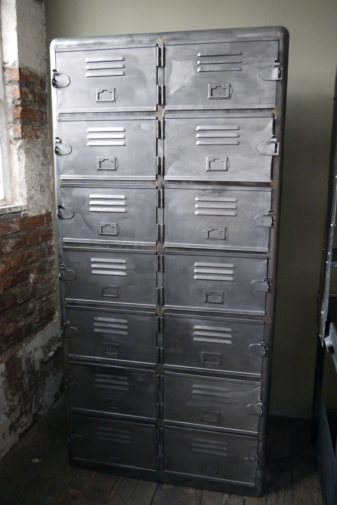 ancien grand meuble casiers industriel a 14 portes – Image 14