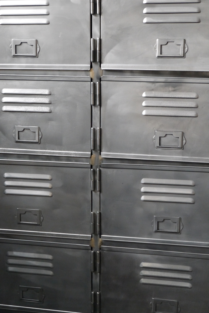 ancien grand meuble casiers industriel a 14 portes – Image 15