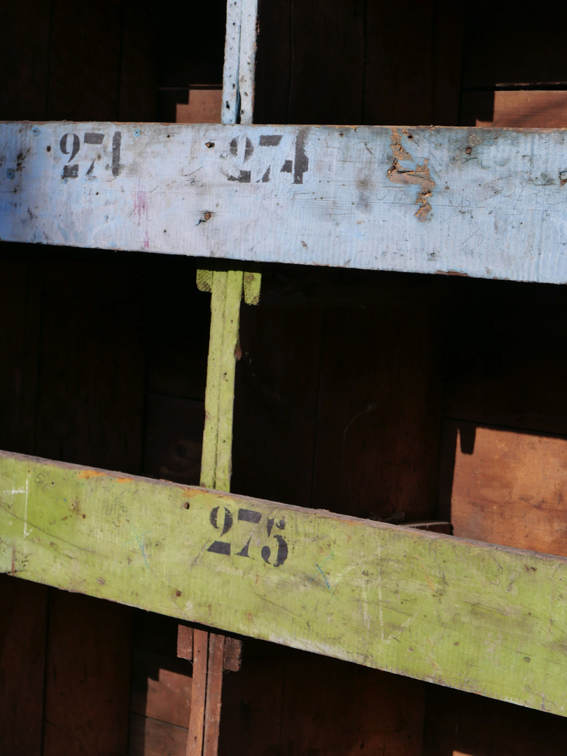 grand meuble metierl en bois a casier couleur – Image 14